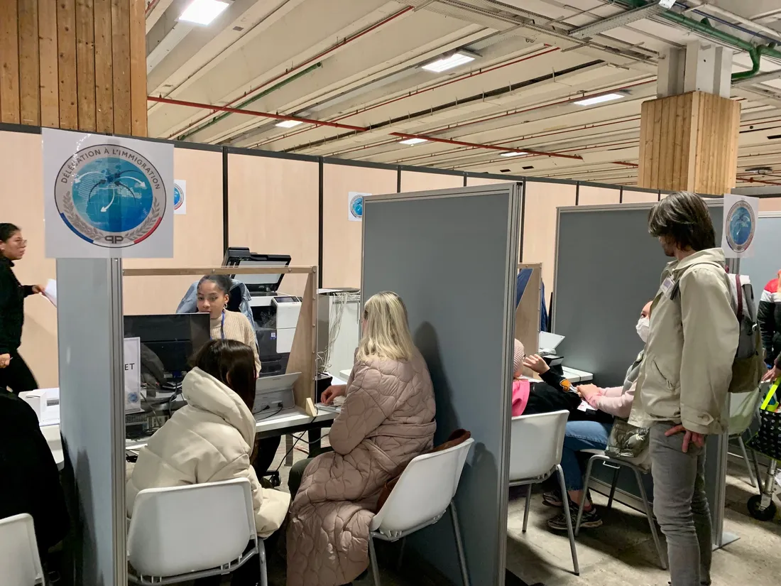 De nombreux Ukrainiens sont accompagnés de traducteurs pour les aider dans leurs démarches.