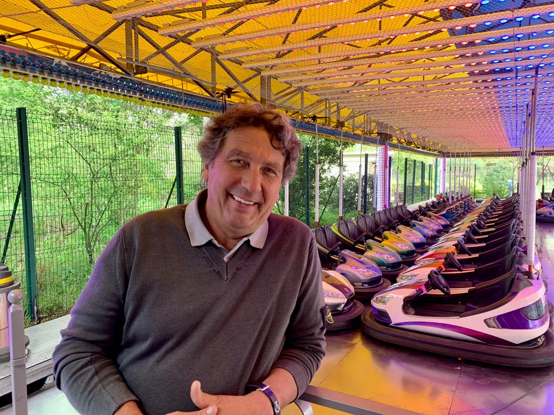 Louis Joubert, président de la Foire du Trône, devant ses autos-tamponneuses.