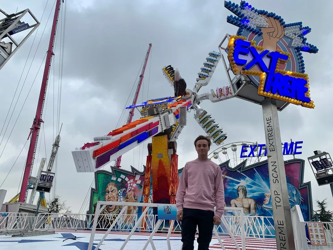 Rémi Profit, 23 ans, gère L'Extrême, une attraction présente sur la Foire du Trône 2022.
