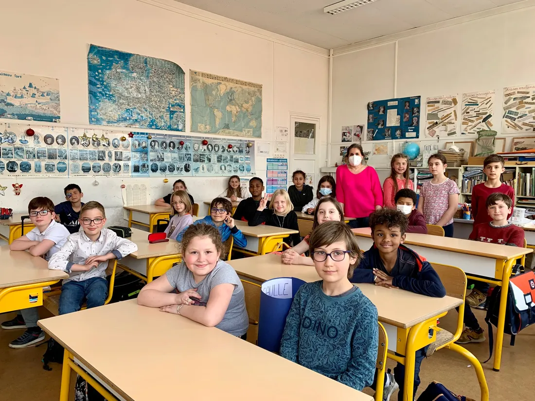 Daria et Matvii, au milieu de leurs camarades de CE2, et leur enseignante, Sylvie Guedj.