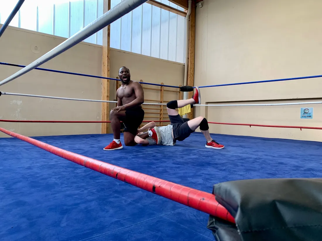 La fin d'un coup donné lors d'un combat de catch à Nanterre.