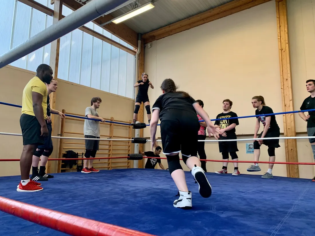 Océane, 18 ans, prépare une réception depuis la troisième corde.