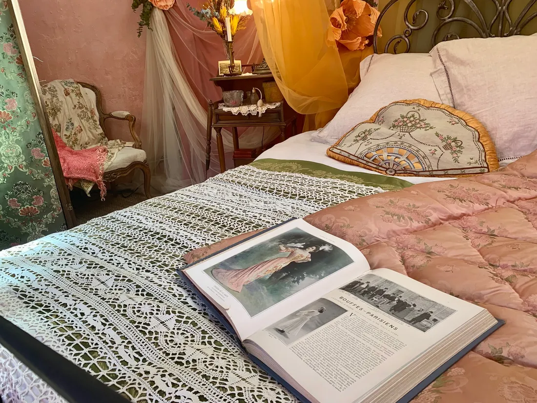 Une chambre à l'ambiance "Belle Époque" pour le plein de glamour à la Parisienne !