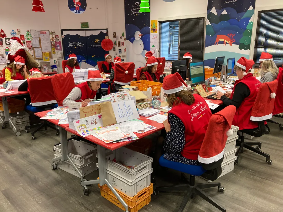 60 lutins ouvrent et répondent aux lettres de milliers d'enfants