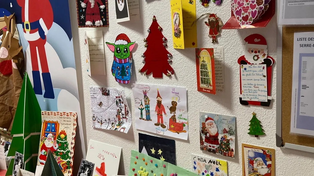 Certaines lettres sont exposées sur le mur du secrétariat du Père-Noël