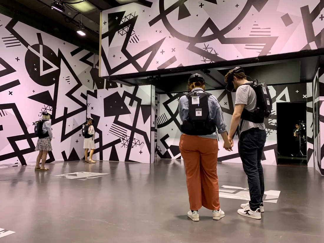 Un couple découvre l'expérience immersive « L'horizon de Khéops ».