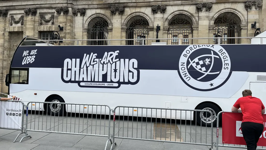 Le bus à impériale prévu pour l'occasion
