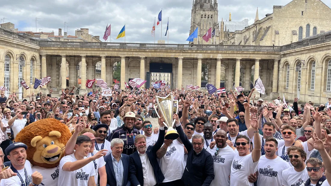 Les joueurs sont d'abord arrivés à la mairie 