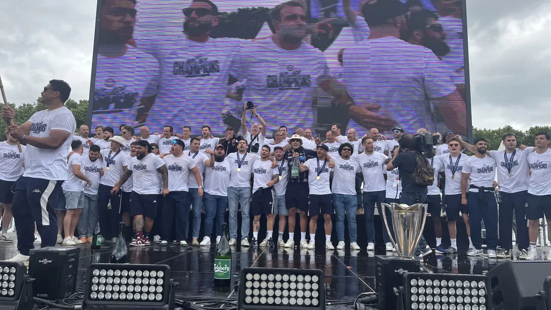 C'est parti pour la fête sur la scène de la fan zone place des Quinconces