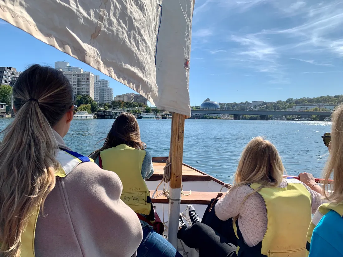 L'embarcation fait face au pont de Sèvres, où de nombreux déchets sont retrouvés.