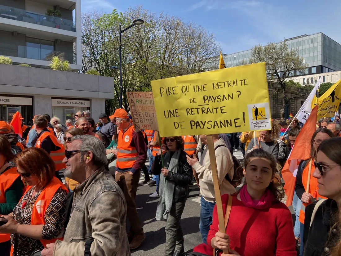 Les slogans étaient nombreux pour dénoncer la réforme des retraites