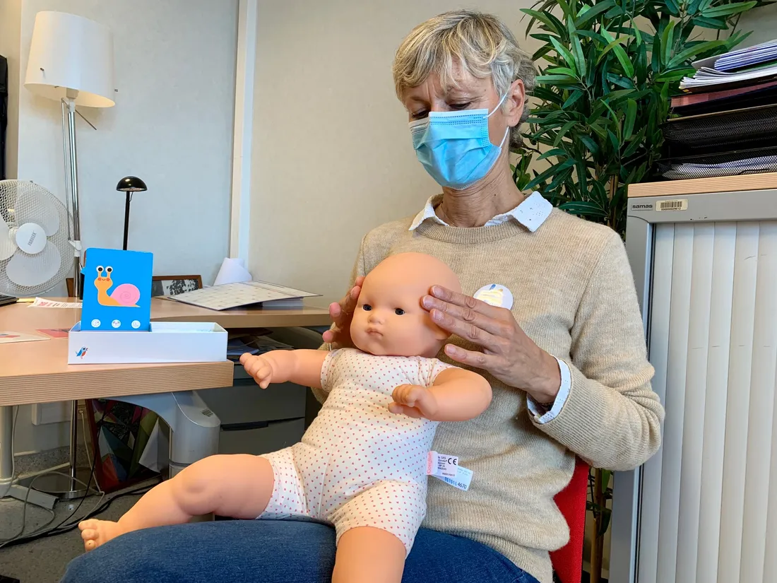 Une démonstration du massage "Petit Escargot" sur un poupon.