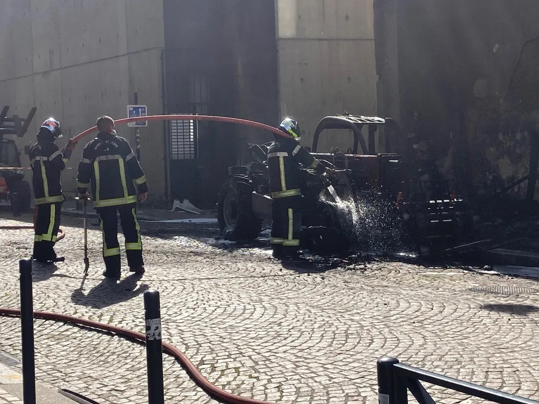 La rue Jacques d'Welles a été fermée suite à l'incendie d'un engin de chantier