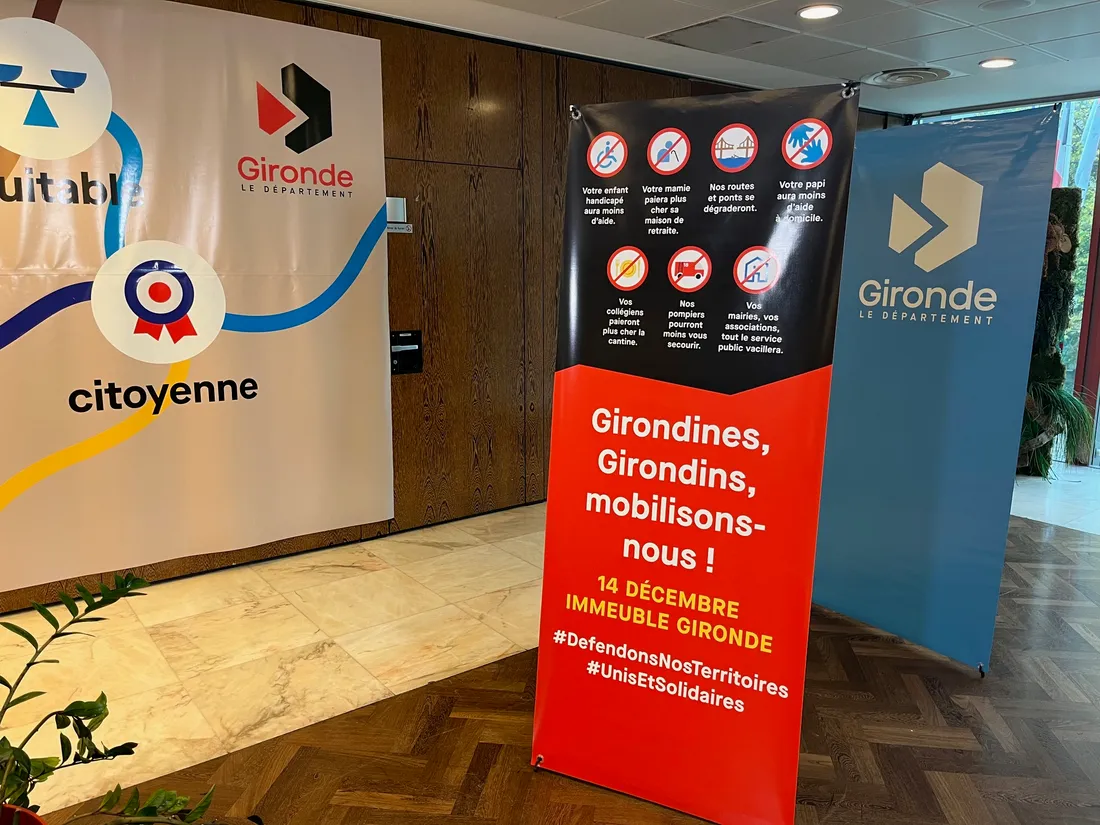 L'une des bâches apposée sur le fronton de l'immeuble Gironde du Conseil Départemental de Gironde