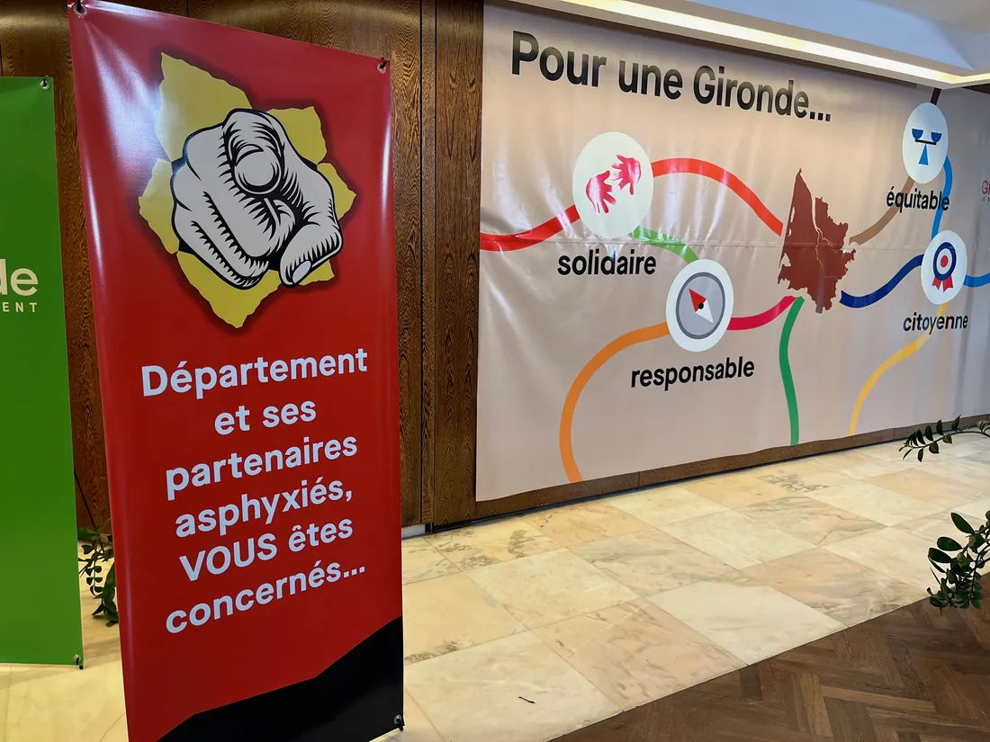 L'une des bâches apposée sur le fronton de l'immeuble Gironde du Conseil Départemental de Gironde