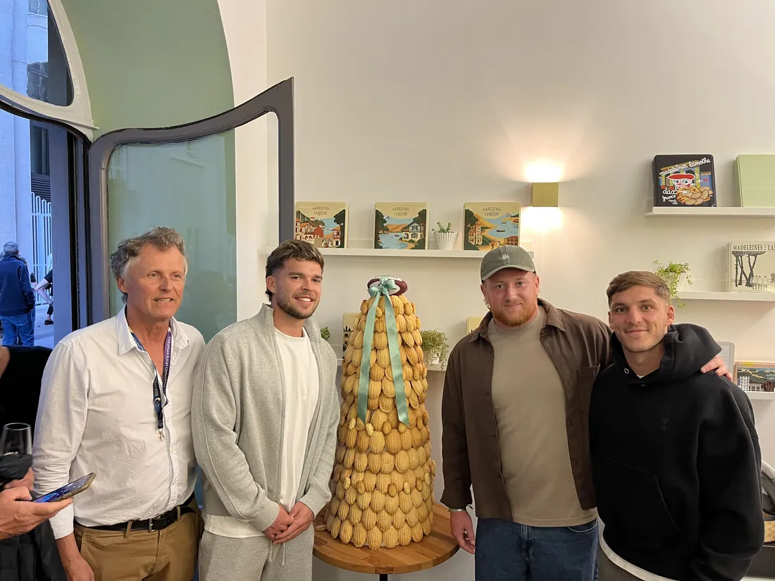 Matthieu Jalibert et Martin Page-Relo posent avec leur coéquipier Maxime Lamothe