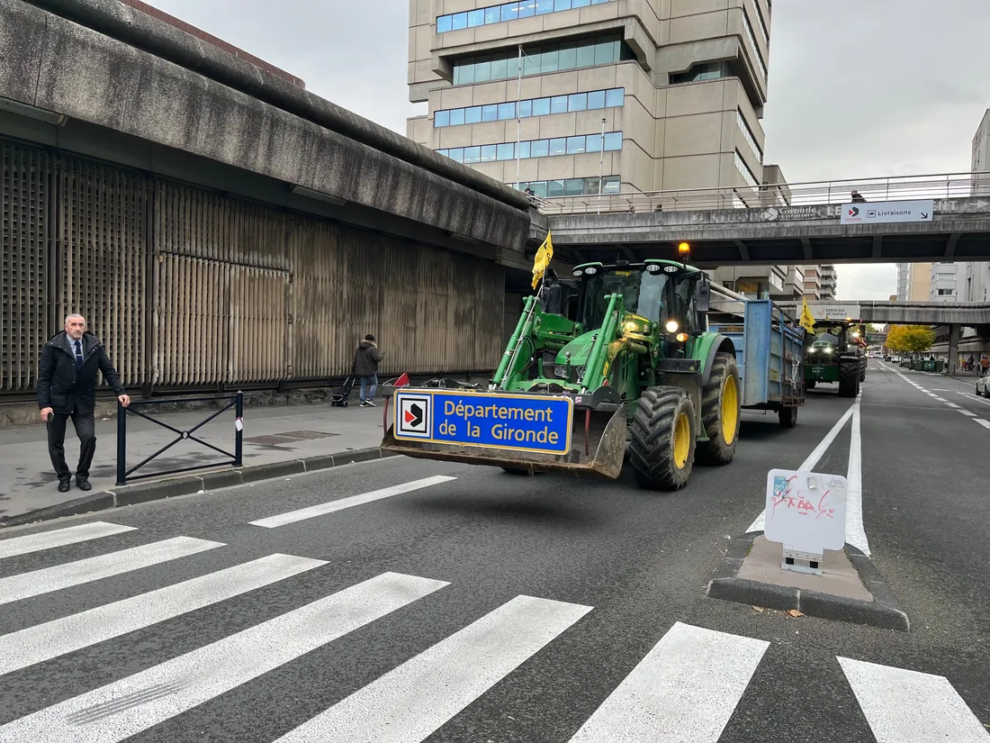 Une vingtaine de tracteurs sont arrivés ce mardi matin dans le quartier de Mériadeck