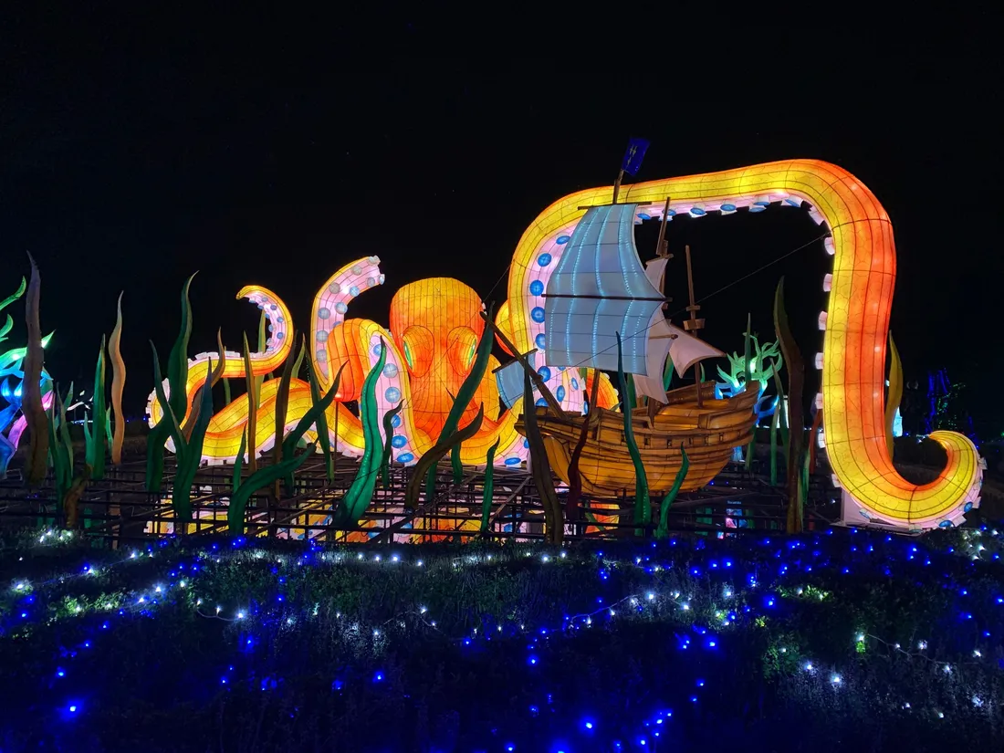 Un poulpe géant engloutit une caravelle.