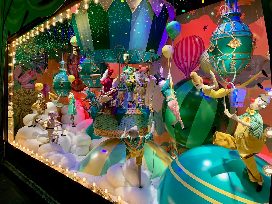 Trapézistes et jongleurs autour d'une montgolfière.