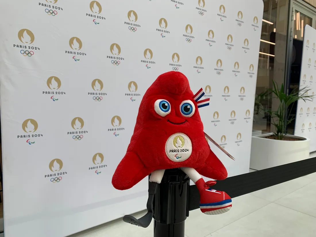 Une peluche de Phryge produit par l'entreprise française Doudou et Compagnie.