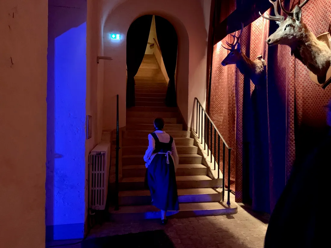 Belle gravit les escaliers du château.