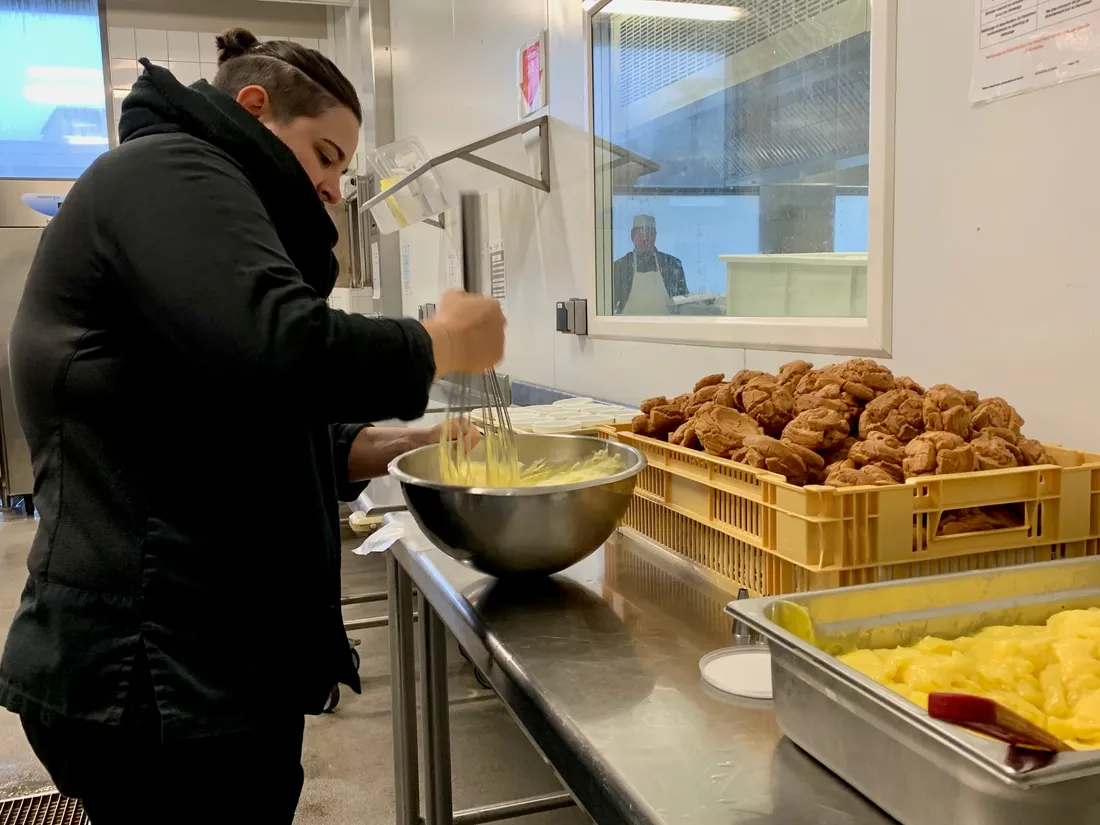 Julia Sedefdjian réalise une crème pâtissière à la vanille.