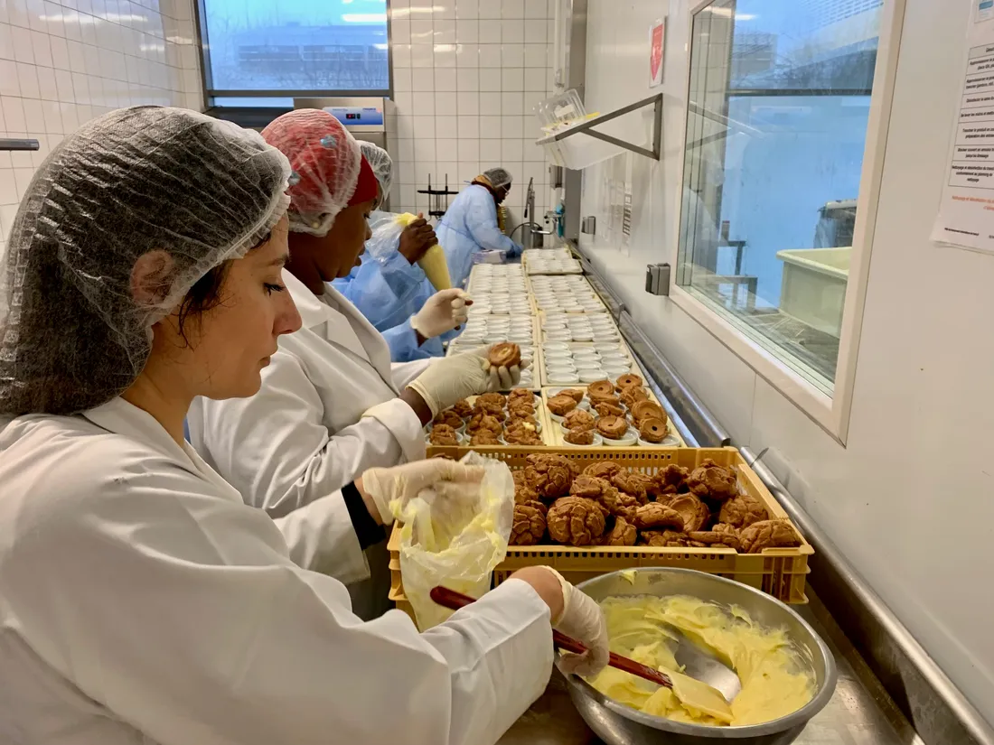 Les choux sont remplis par de la crème pâtissière à la vanille.