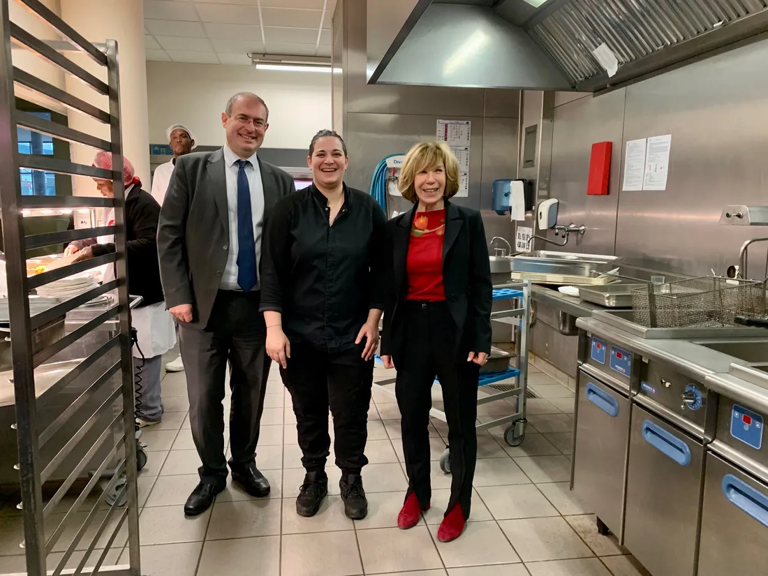 La cheffe étoilée Julia Sedefdjian, entourée par Dominique Marchand et Olivier Scassola.