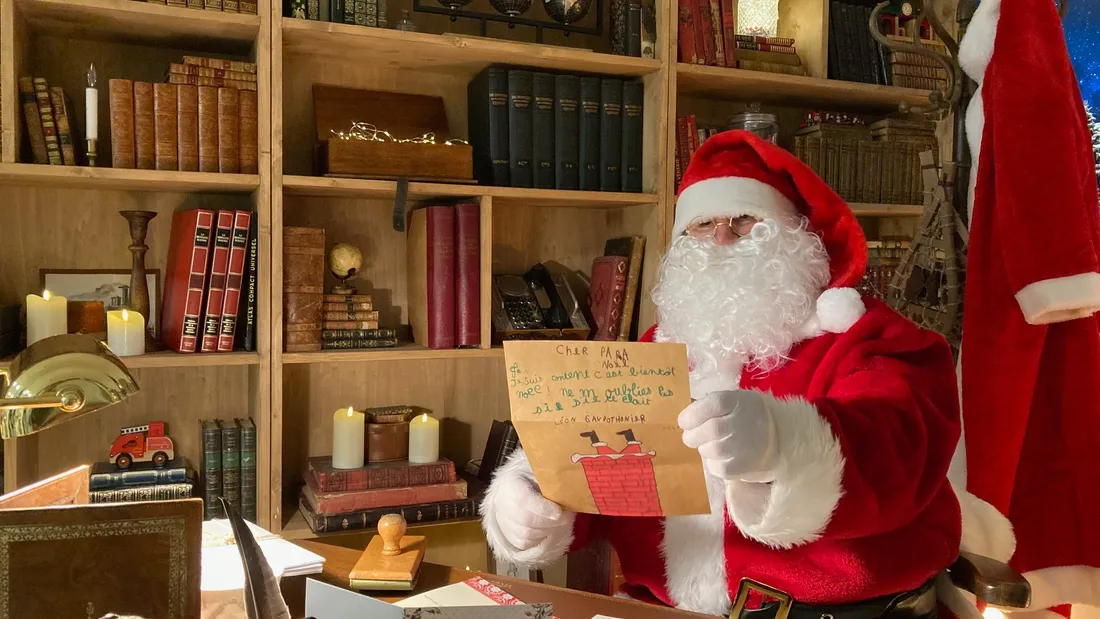 Le Père-Noël met la main à la pâte pour aider ses lutins à répondre au courrier