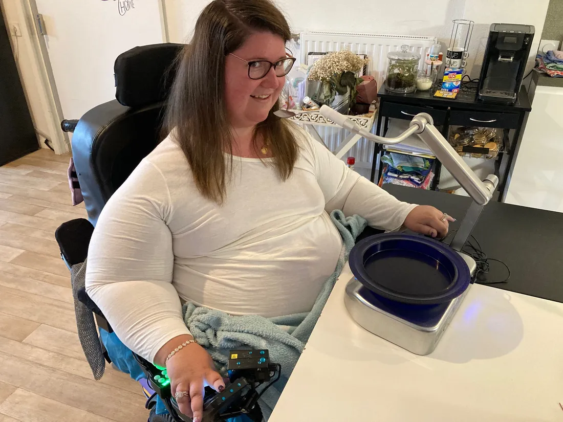 Marine est équipée d'un appareil d'aide alimentaire pour lui permettre d'être autonome 