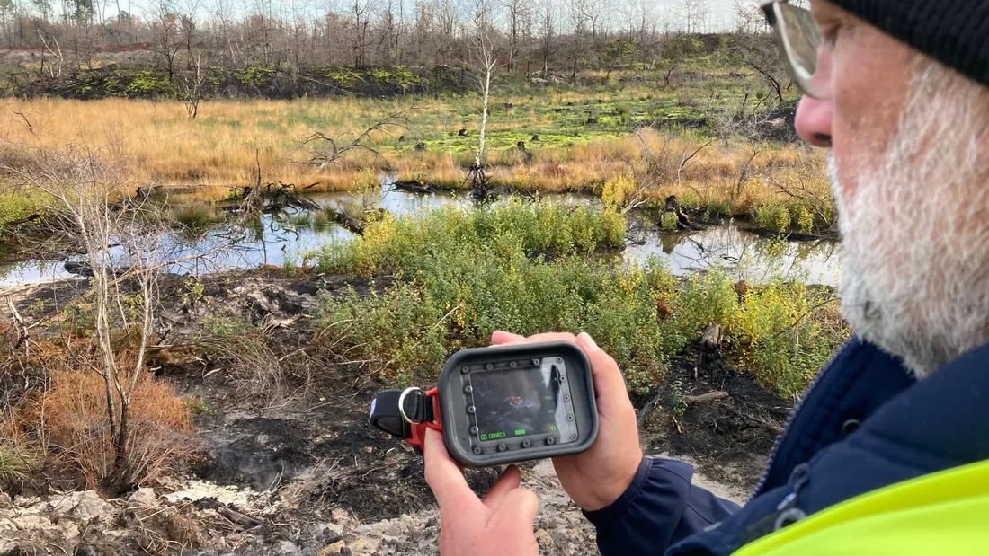 Franck Uteau utilise des jumelles thermiques pour mesurer les températures au sol