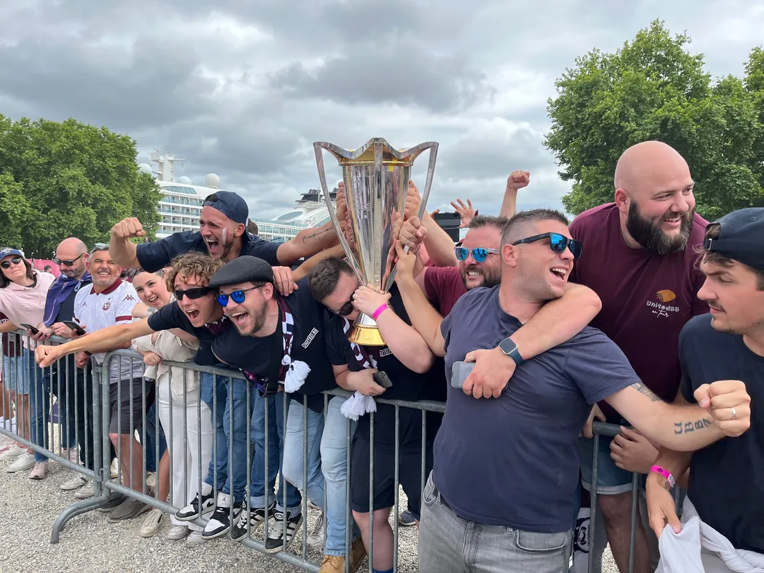 Les supporters ont pu eux aussi soulever la coupe