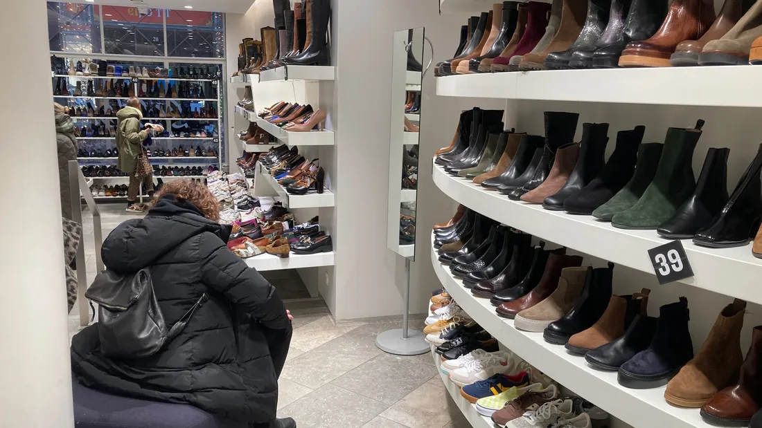 Les essayages se succèdent pour le premier jour des soldes chez Michard Ardillier