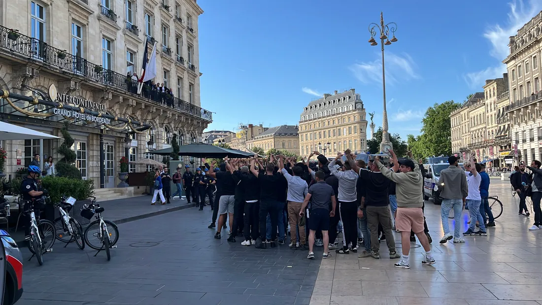 Des supporters des Girondins devant l'Intercontinental