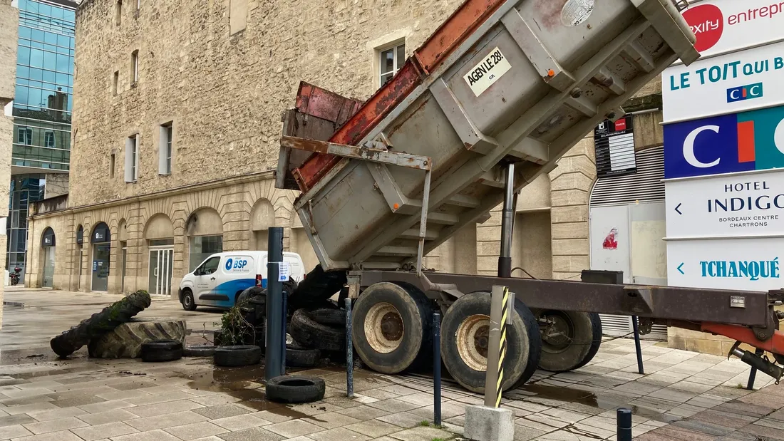 Du lisier déversé au niveau de l'entrée de la Chambre d'agriculture à Bordeaux