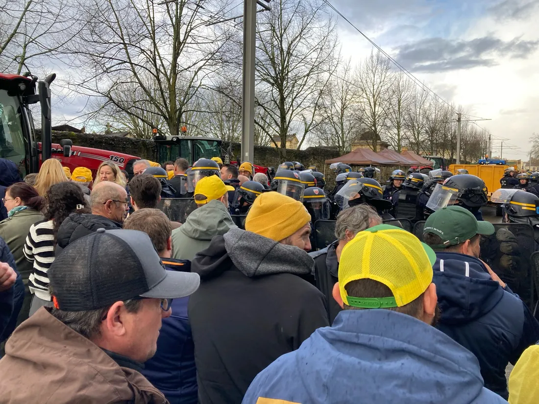 La tension monte entre agriculteurs et forces de l'ordre