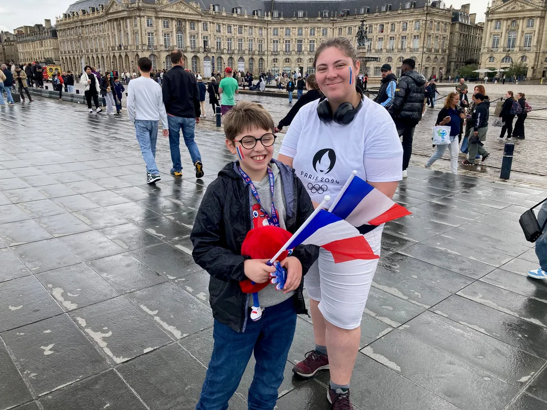 Antoine et Amélie attendaient la flamme Place de la Bourse