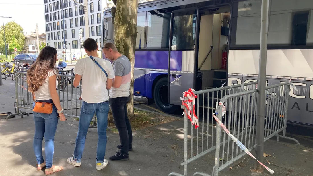 Pas de file d'attente devant le bus mais une activité dense