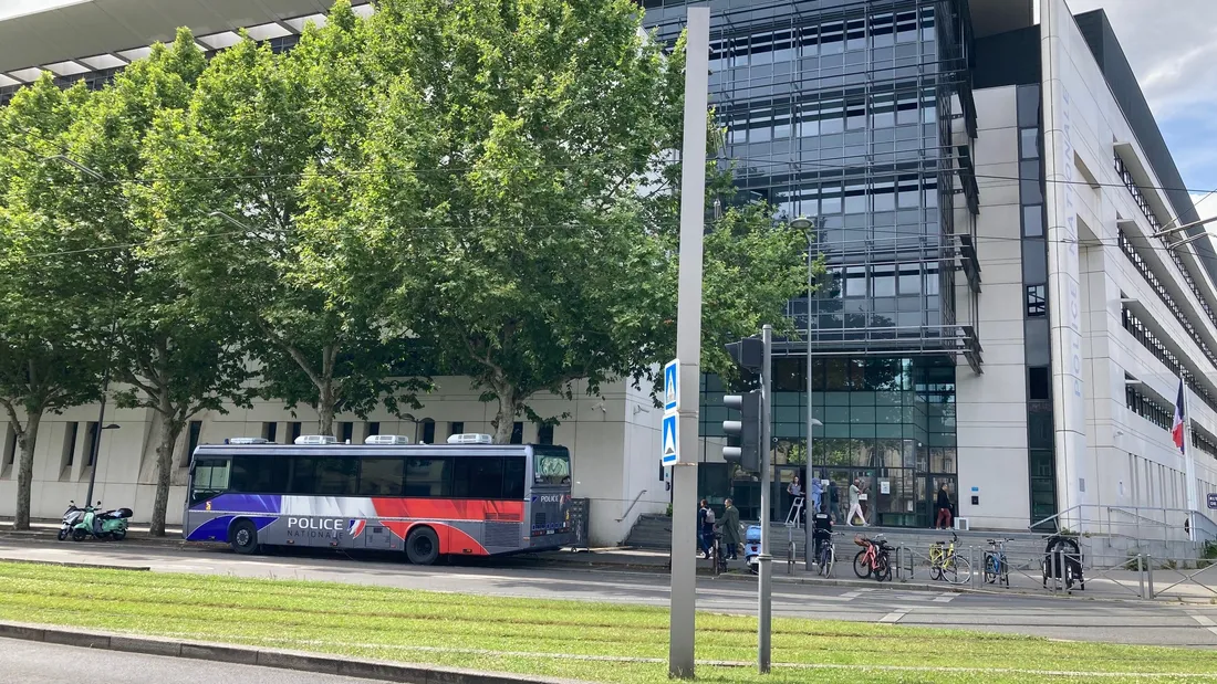 Ce commissariat mobile est installé face à l'Hôtel de police de Bordeaux