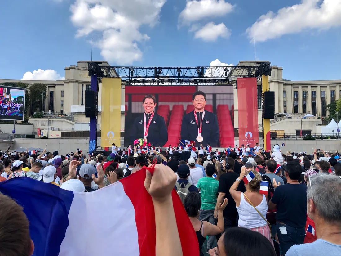 Le public acclame les athlètes sur scènes au Trocadéro.
