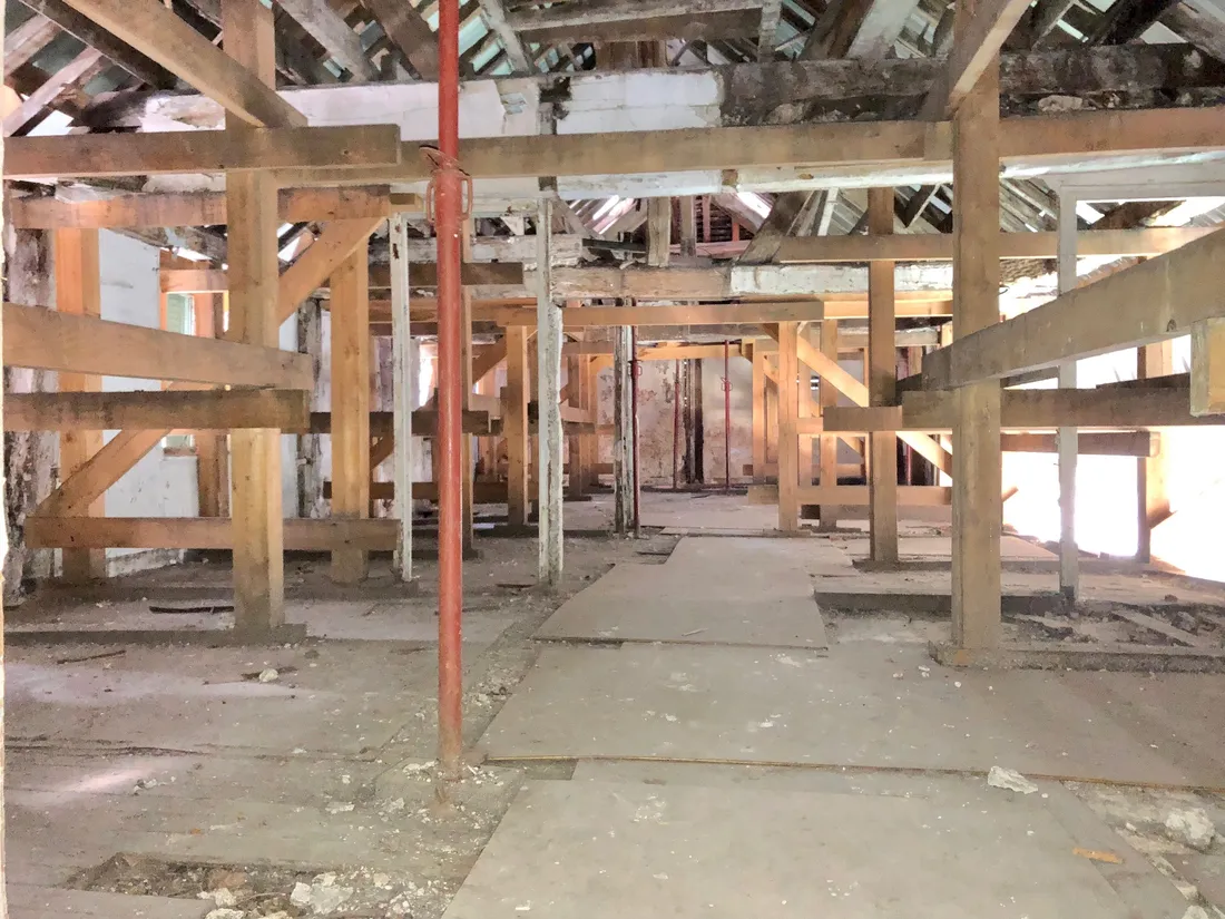 La charpente à l'étage des écuries de Richelieu à Gennevilliers.