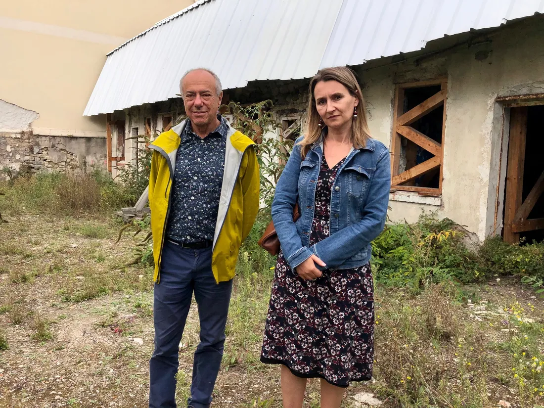 Gilbert Kahn et Anne-Laure Perez devant les écuries de Gennevilliers.