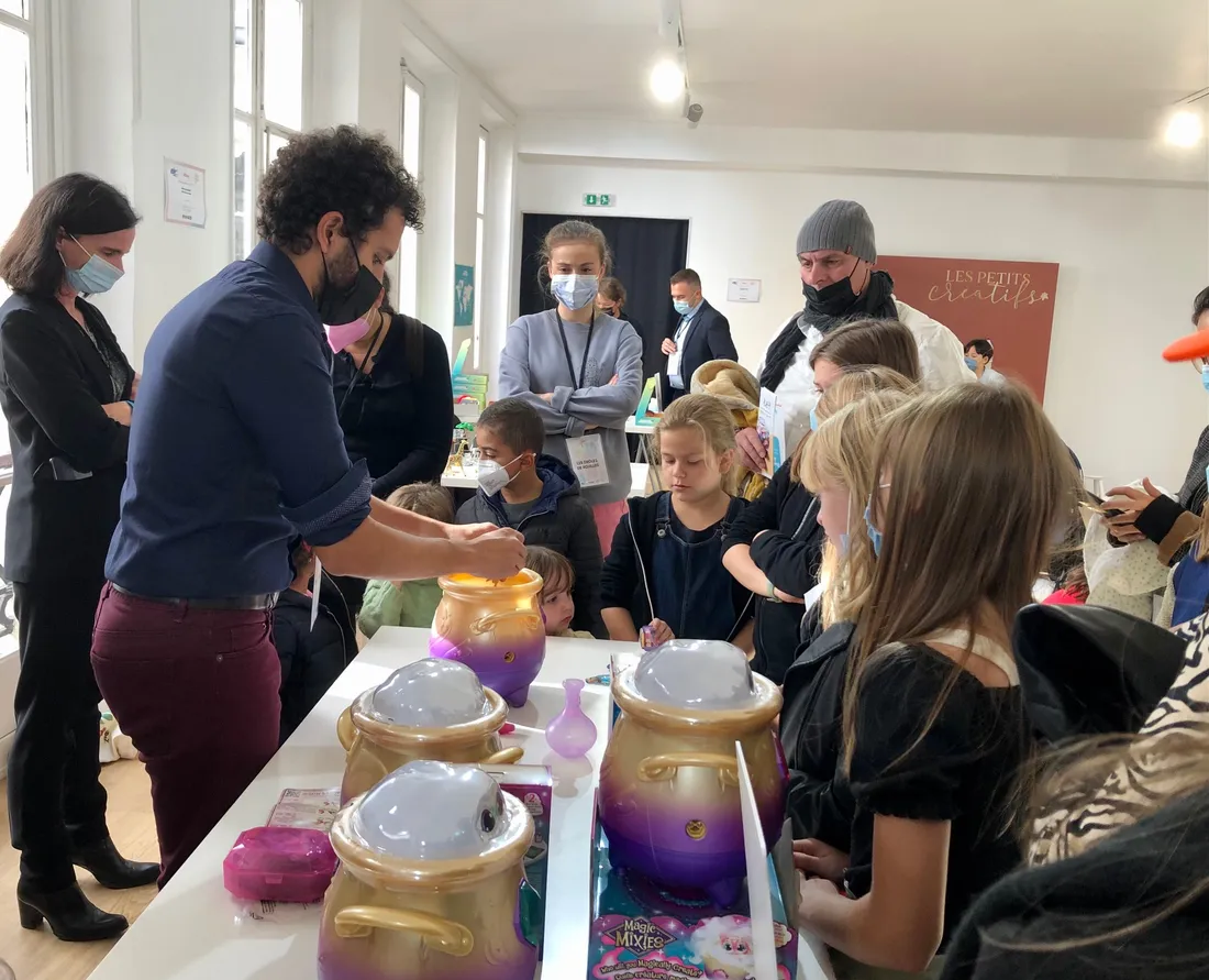Les enfants assistent à une démonstration du chaudron Magic Mixies.