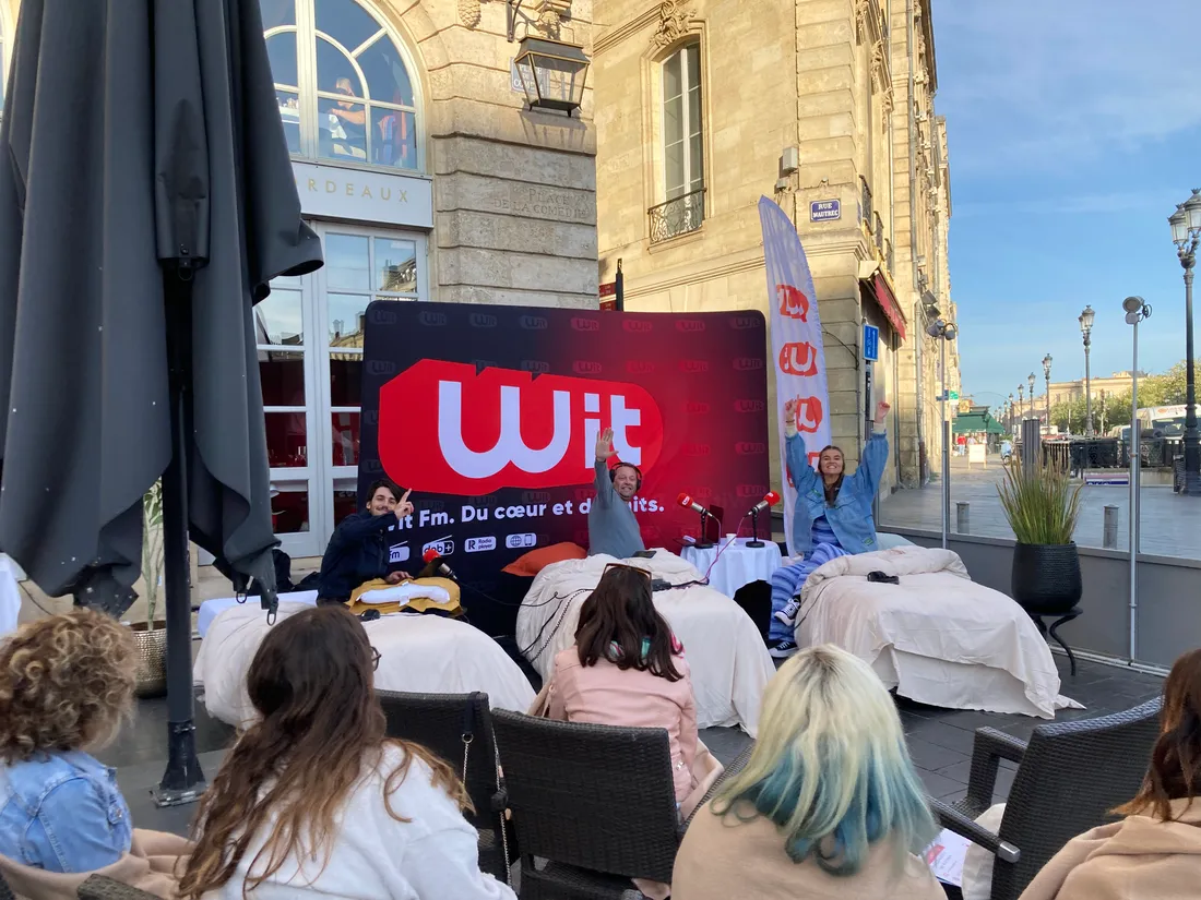 L'équipe du matin de Wit Fm en direct d'un lit ce mercredi matin