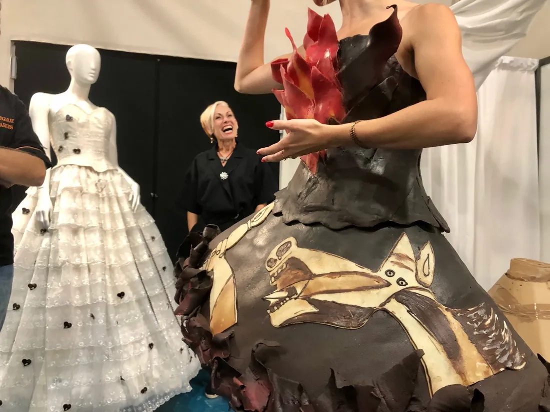 Les détails de la robe créée avec des morceaux de l'oeuvre Guernica.