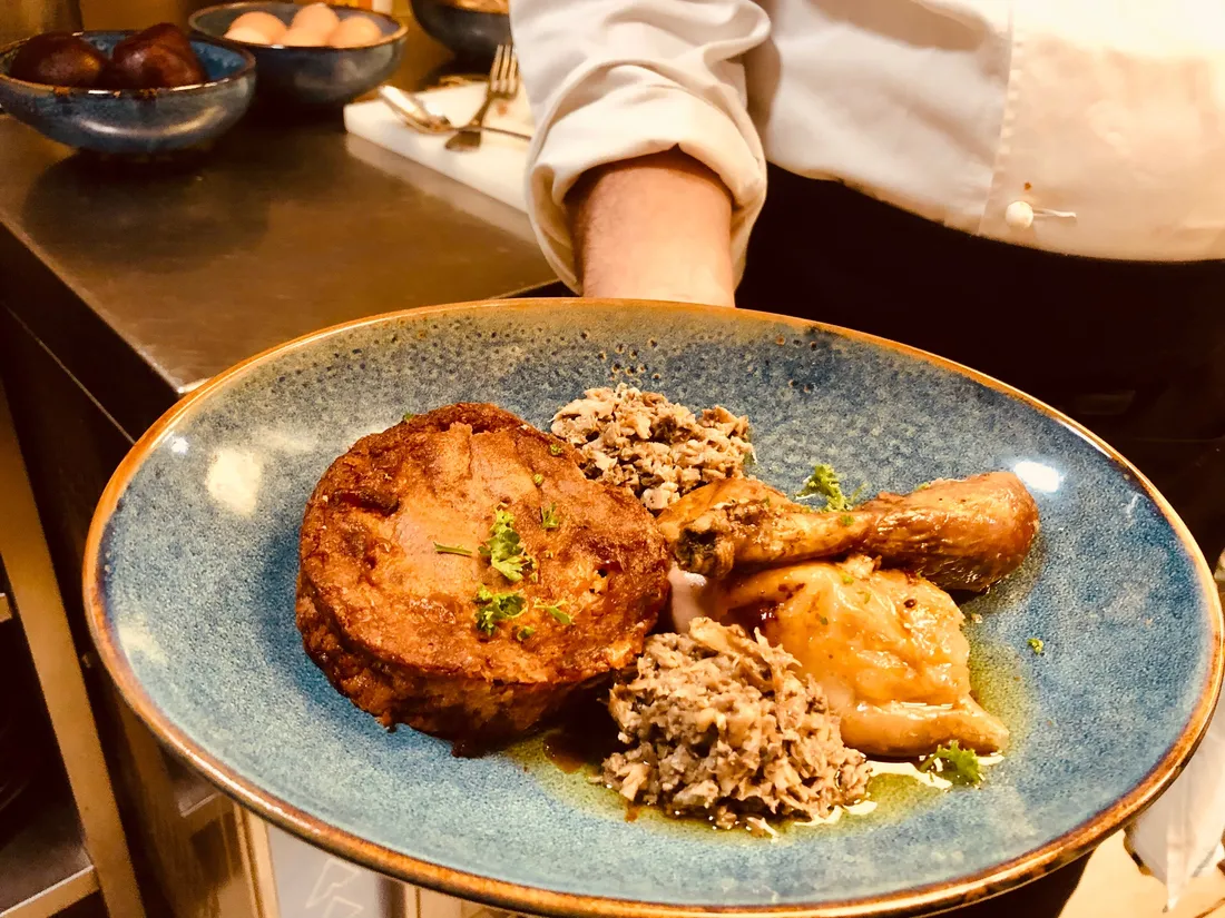 Une pintade fermière d’Île-de-France, farcie aux champignons de Paris, avec un gâteau de betteraves.