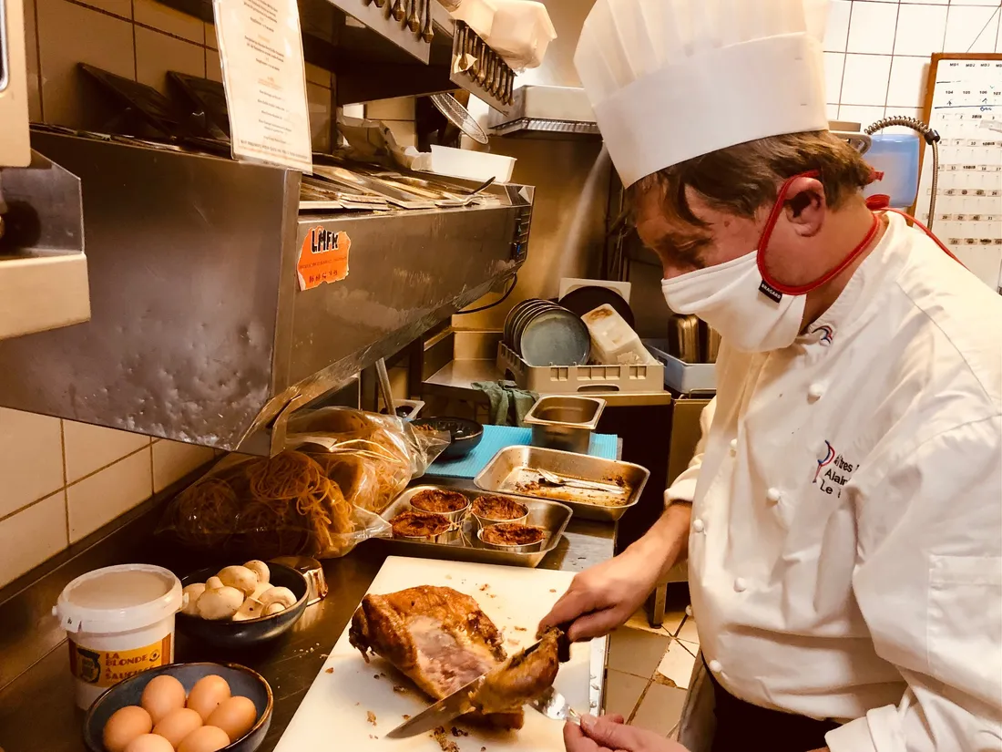 Alain Fontaine découpe la pintade pour proposer dans l'assiette le blanc et le pilon.
