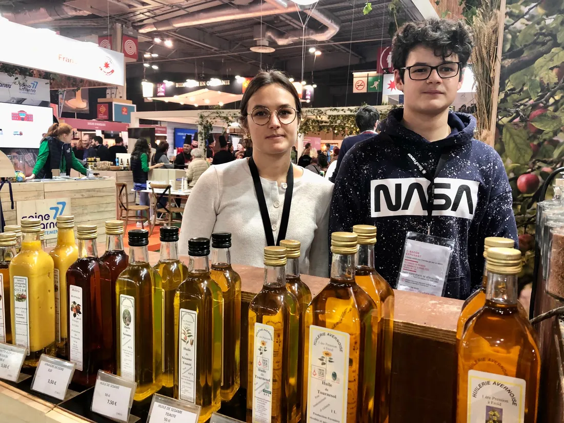 Eloïse et Benjamin Duval représentent l'huilerie et moulin Avernois au salon de l'agriculture.