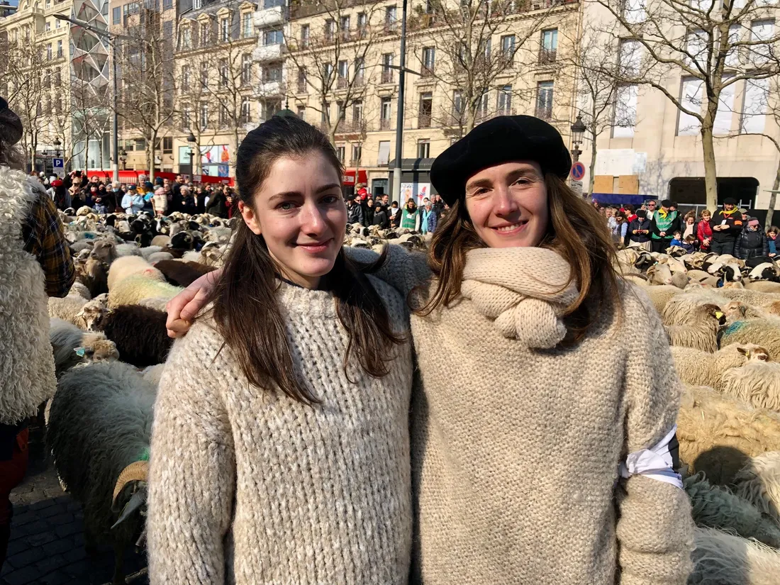 Marie Bréon (à droite) et une de ses associés élèvent des moutons dans un but pédagogique.