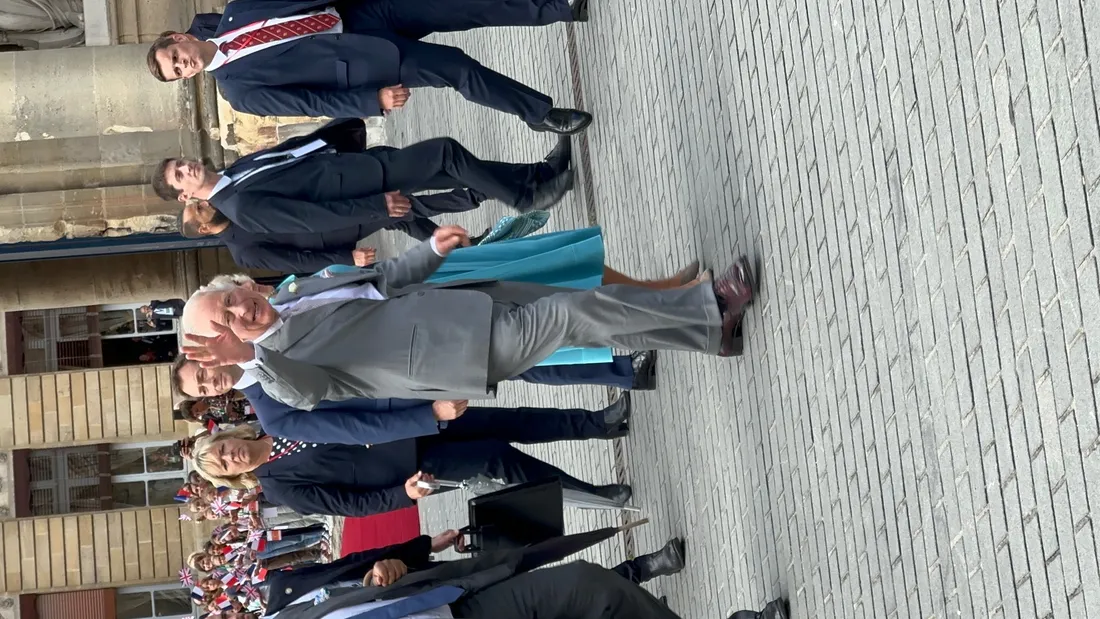 Le roi Charles III a salué la foule massé devant la mairie de Bordeaux